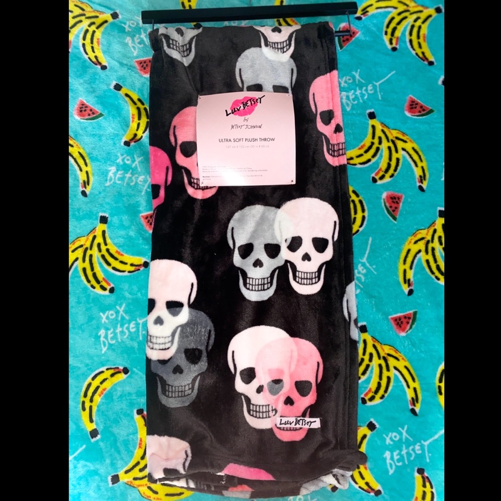 ‼️SOLD‼️✨💀Betsey Johnson Skull Throw Blanket💀✨